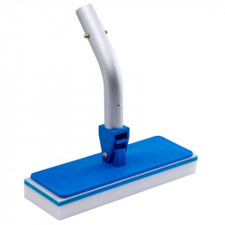 La grande gomme magique multi-surfaces extra-large (26 X 9CM) avec son balai.